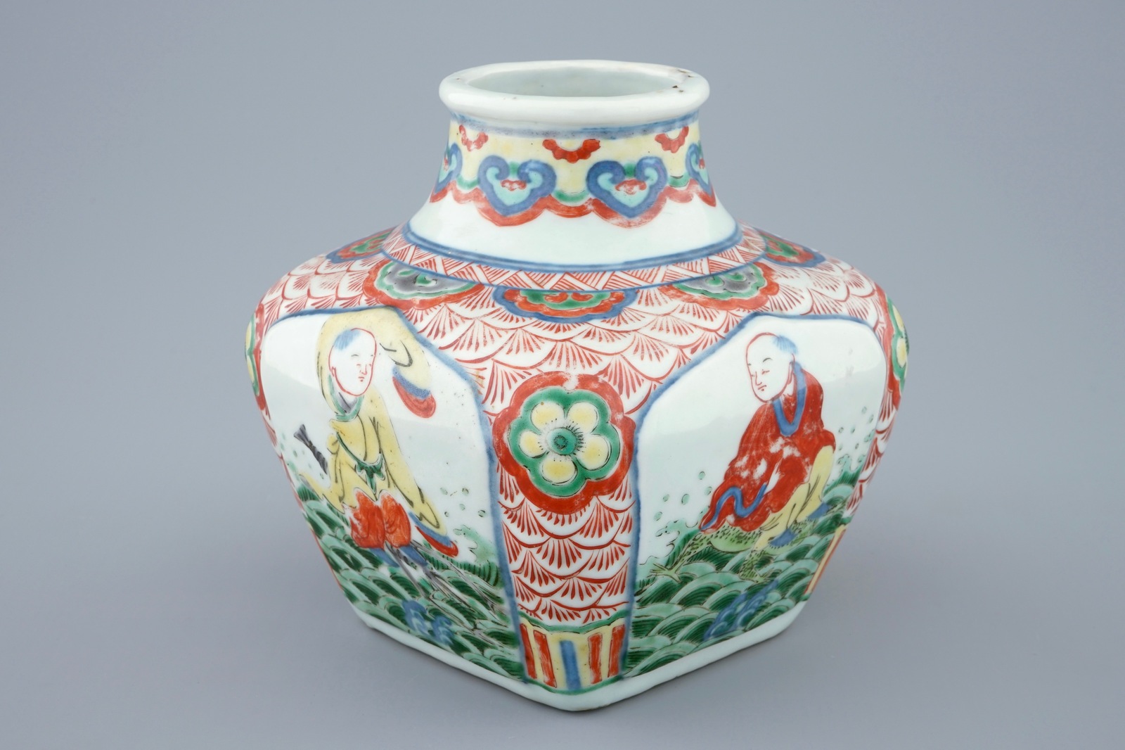 A Chinese square wucai bottle vase, Wanli mark, 19th C. H.: 15 cm Condition reports and high