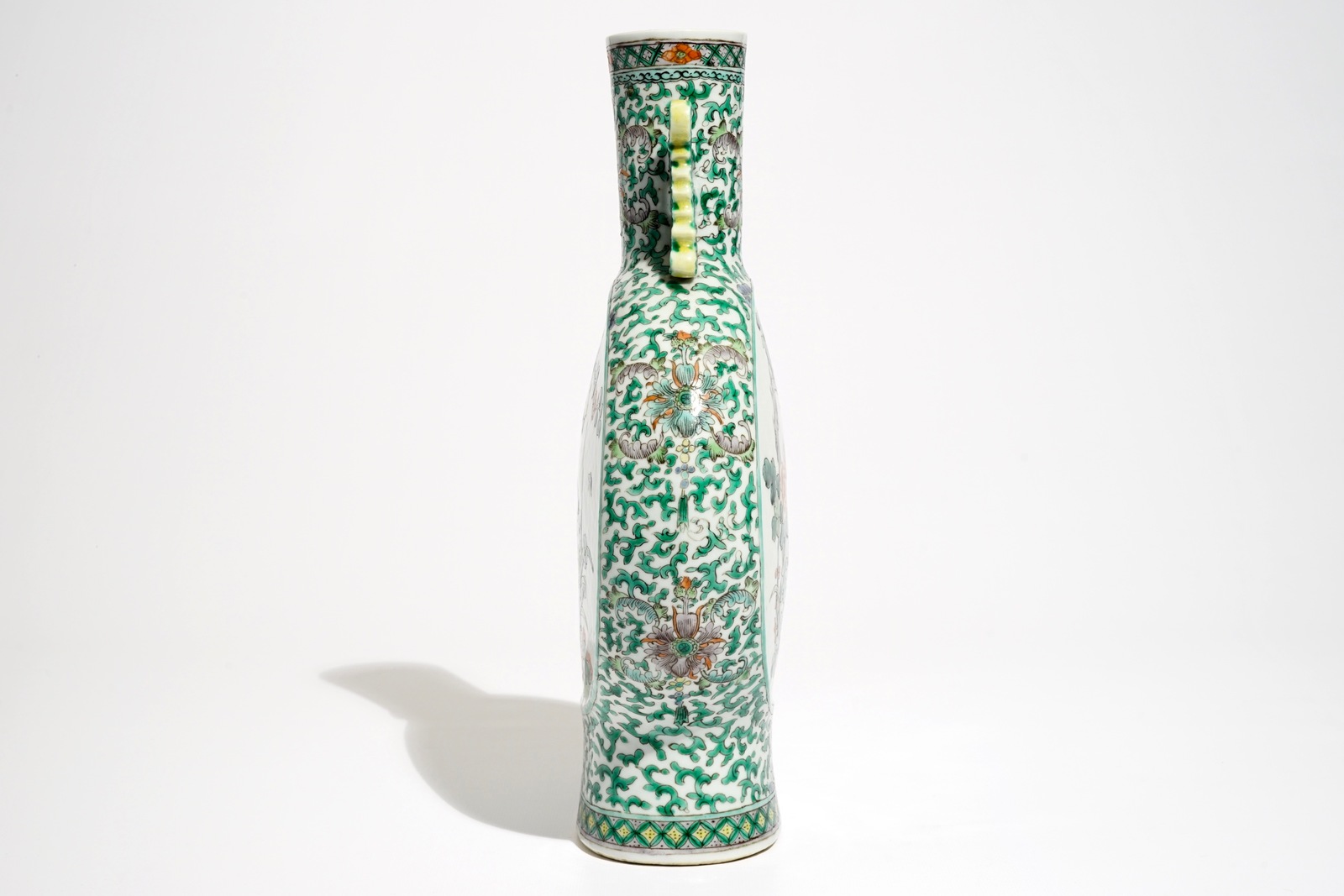 A Chinese famille verte moonflask, 19th C. H.: 35 cm Condition reports and high resolution - Image 3 of 6