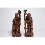 A pair of tall Chinese carved wood figures of immortals, 19/20th C. H.: 62,5 cm Condition reports