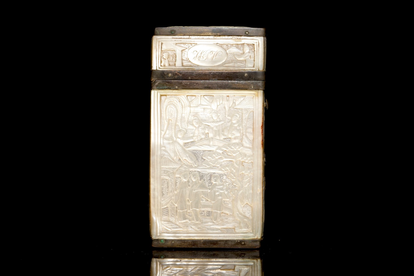 A Chinese mother of pearl cigarette box with relief design, 19th C. Dim.: 7,5 x 4 x 1,5 cm Condition - Image 2 of 8
