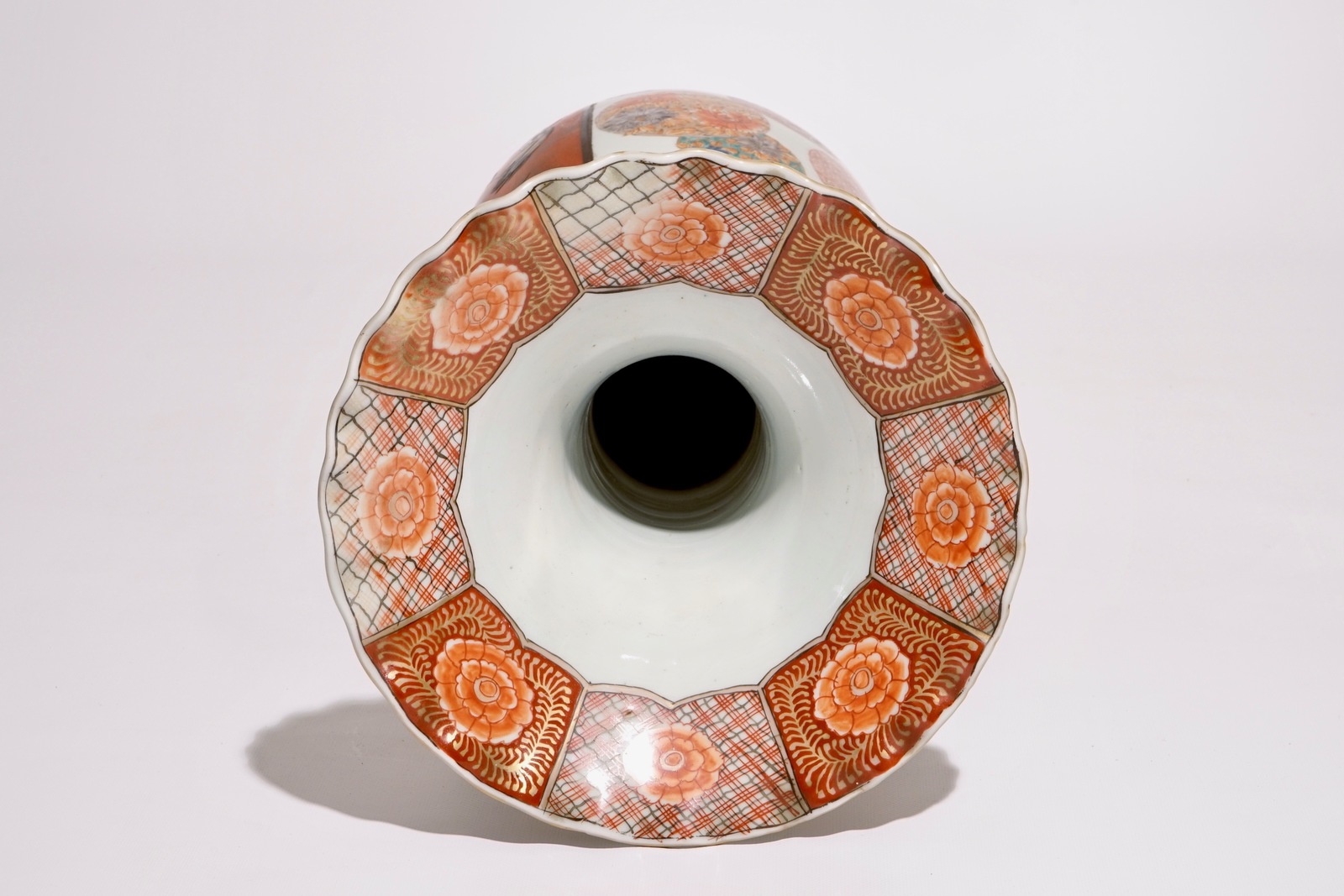 A Japanese Imari vase with lacquer reserves, Meiji, 19th C. H.: 62 cm Condition reports and high - Image 5 of 6