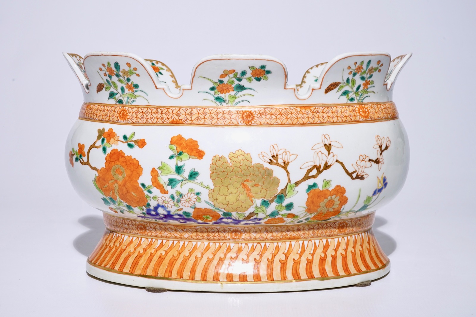 A large Chinese verte-imari monteith in 18th C. style, modern Dim.: 21 (h) x 34 x 27 cm Condition - Image 3 of 6