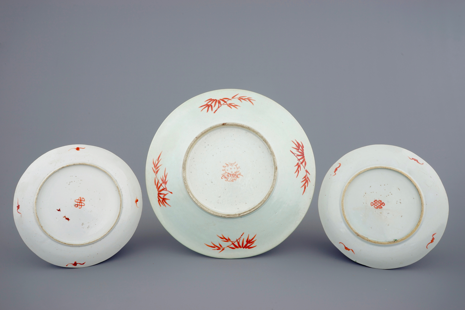 A Chinese famille rose charger and a pair of plates, 19th C. Dia.: 34 cm (the dish) Condition - Image 2 of 2