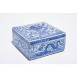 A square Chinese blue and white box and cover with dragons, Kangxi Dim.: 13 x 13 cm - H.: 6,5 cm