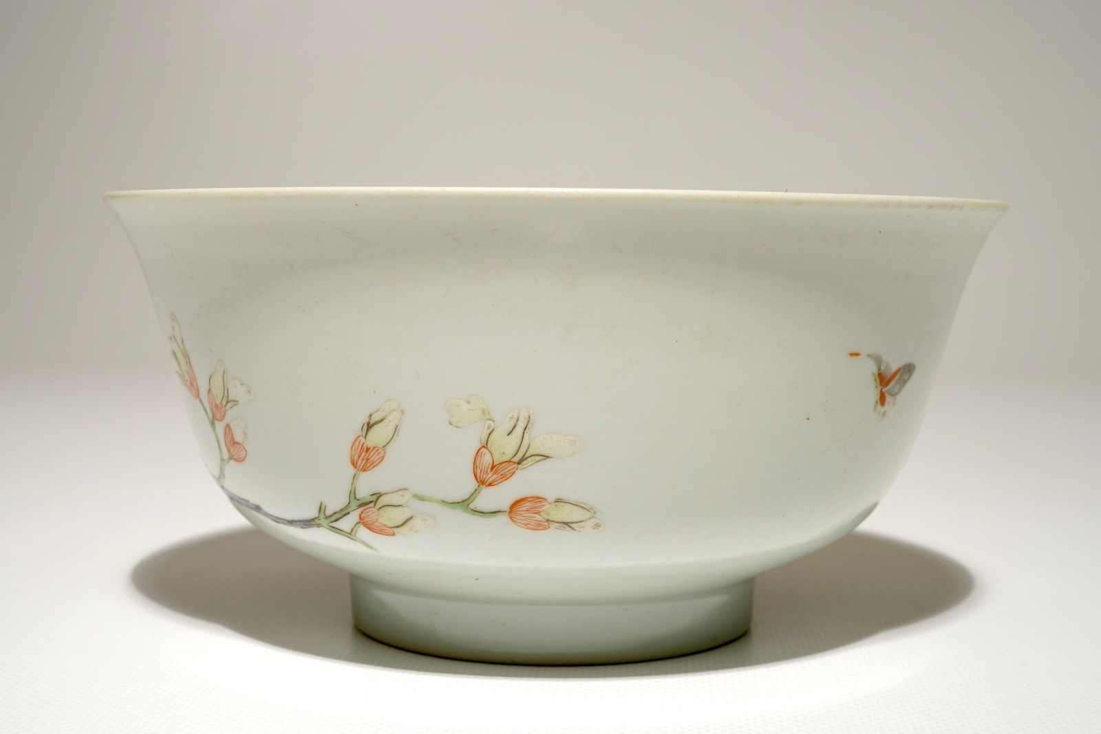 A Chinese famille rose bowl, Daoguang mark, 19/20th C. Dia.: 18,5 cm - H.: 9 cm Condition reports - Bild 3 aus 6