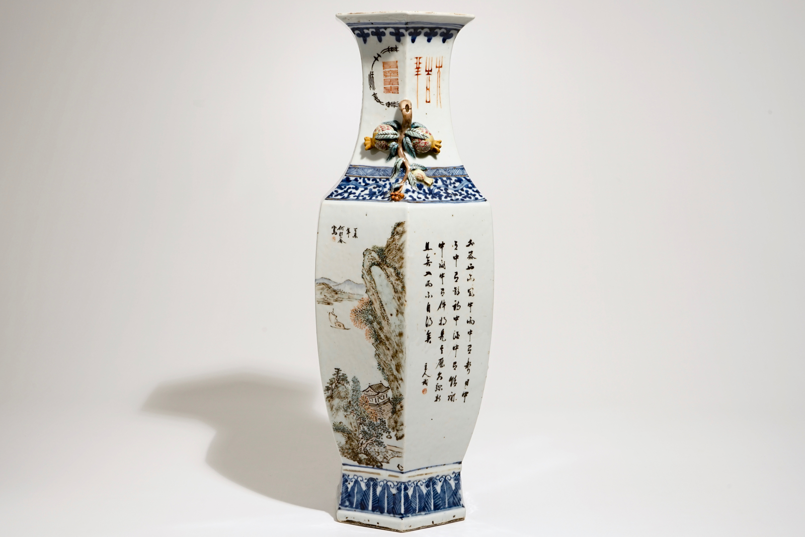 A Chinese hexagonal vase with qianjiang cai design, 19/20th C. H.: 59,5 cm Condition reports and - Image 2 of 6