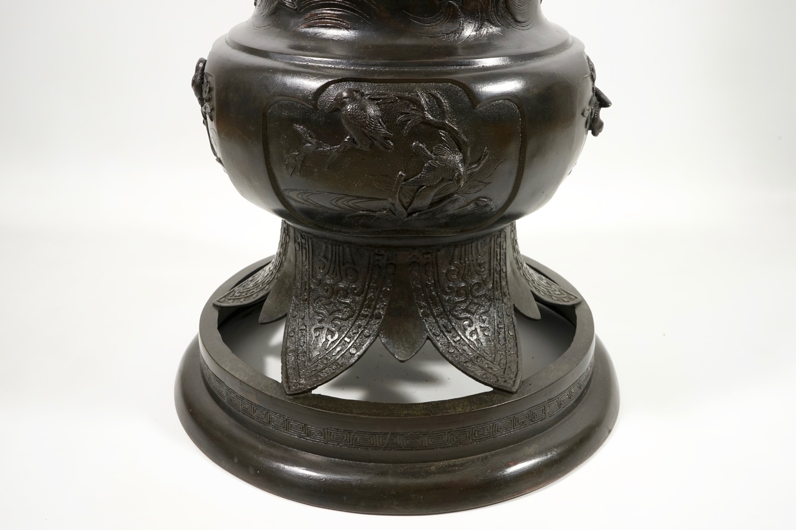 A pair of very tall Japanese bronze floor lamp columns, Meiji, 19th C. H.: 177 cm Condition - Image 8 of 10