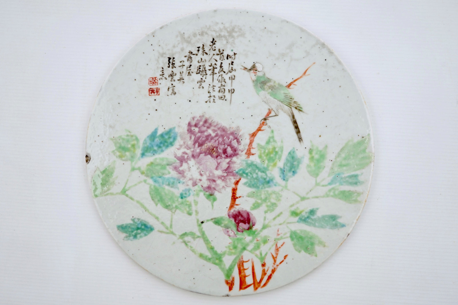 A round Chinese qianjiang cai plaque, 19/20th C. Dia.: 26 cm Condition reports and high resolution