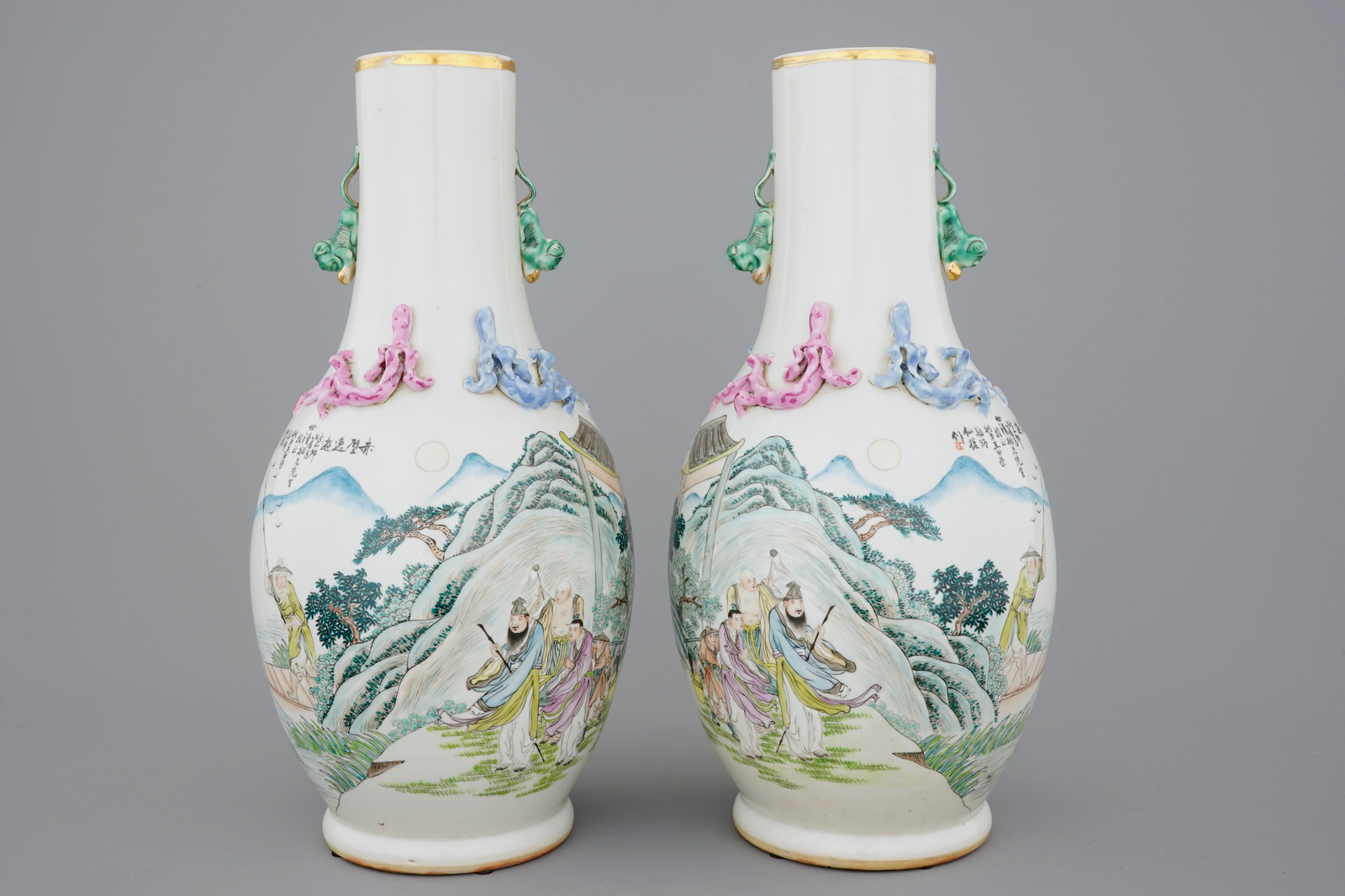 An unusual pair of Chinese famille rose landscape vases, early 20th C. H.: 46 cm - Dia.: 22 cm
