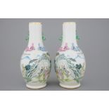 An unusual pair of Chinese famille rose landscape vases, early 20th C. H.: 46 cm - Dia.: 22 cm