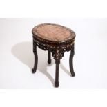 An oval Chinese marble-top mother of pearl inlaid sculpted wood stand, 19th C. H.: 51 cm - L.: 45,