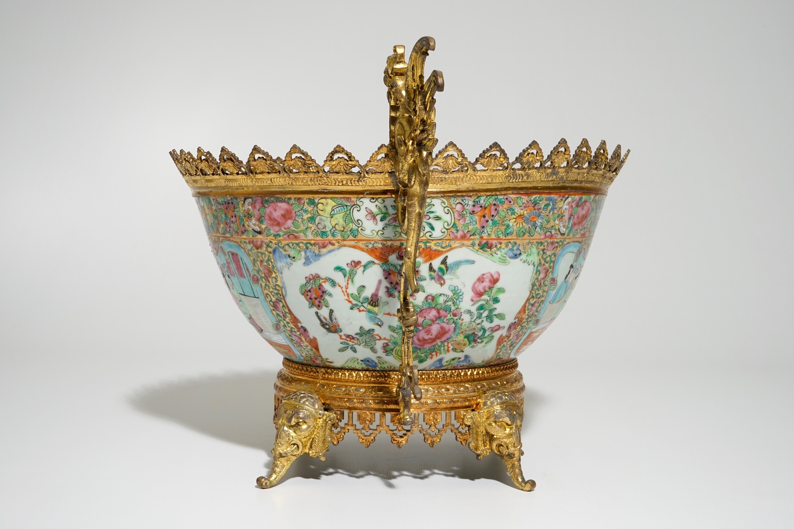 A Chinese gilt-bronze mounted Canton rose medallion bowl, 19th C. L.: 52 cm - H.: 28 cm Condition - Image 2 of 6