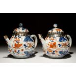 A pair of Chinese silver-mounted gilt Imari-style teapots and covers, Kangxi Dim.: 12,5 (h) x 15 x