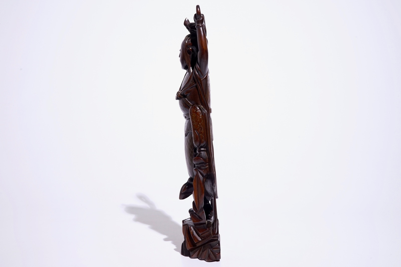 A large Chinese carved and inlaid wood figure, 19/20th C. H.: 43 cm Condition reports and high - Image 3 of 7