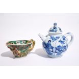 A blue and white Chinese teapot and cover and a verte biscuit libatie beker, Kangxi L.: 12,5 cm -
