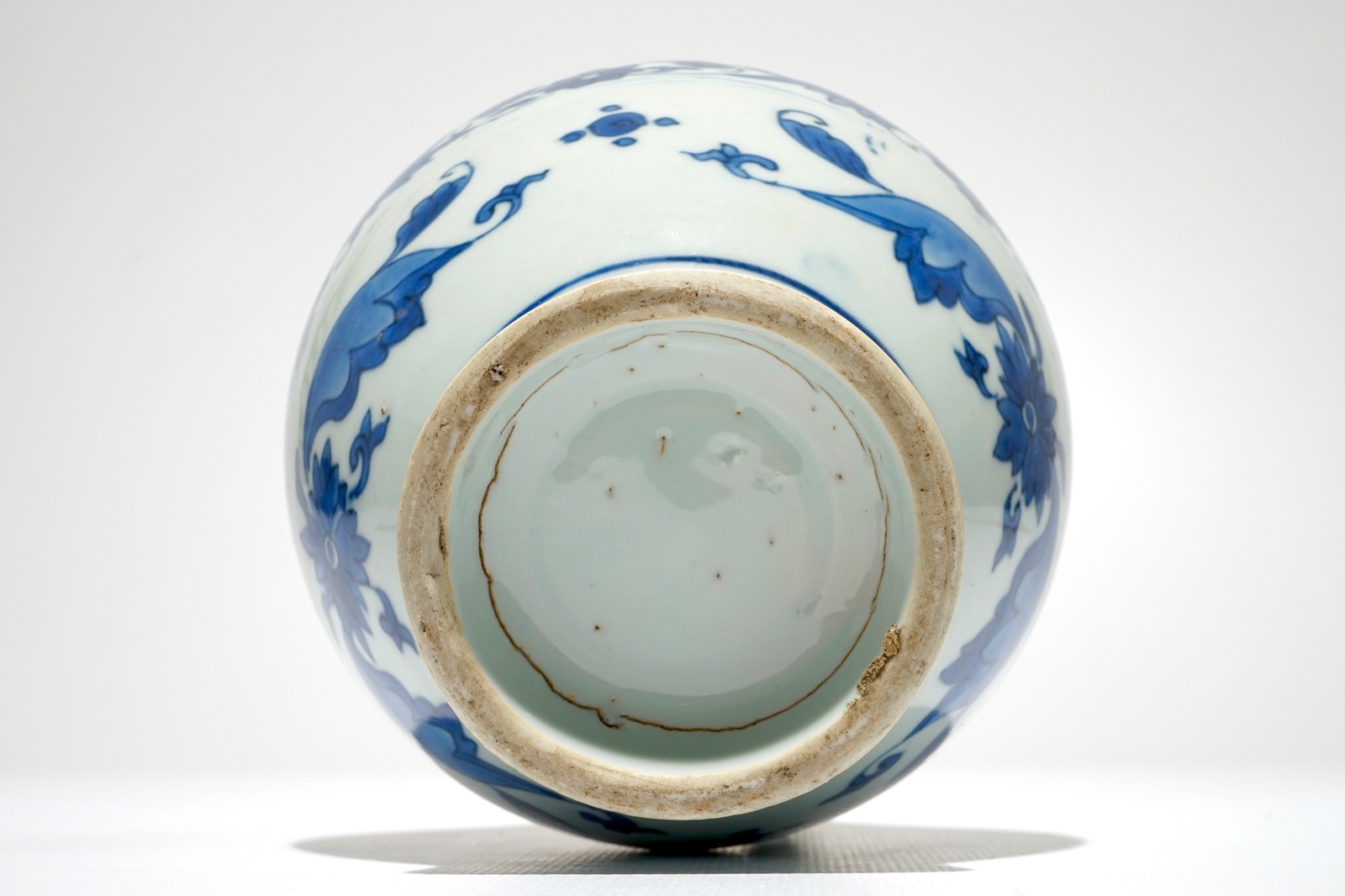 A Chinese blue and white jug with landscape design, Transitional period, Chongzhen H.: 24 cm - Image 7 of 7