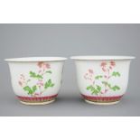 A pair of Chinese famille rose flower pots, 19th C. H.: 18,5 cm - Dia.: 26,5 cm Condition reports