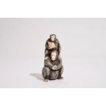 A Japanese ivory okimono of two monkeys, Meiji/Taisho, 19/20th C., signed H.: 8 cm - L.: 4 cm -