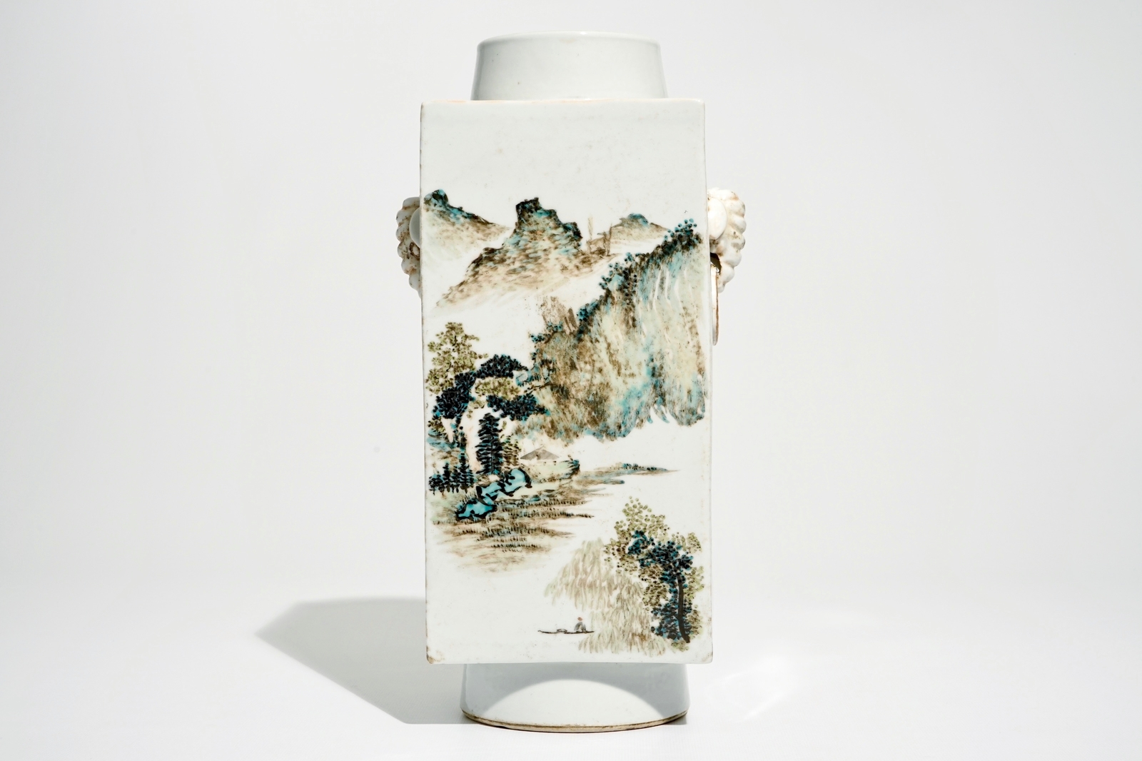 A Chinese square qianjiang cai vase with landscape designs, 20th C. H.: 34 cm Condition reports - Image 4 of 7
