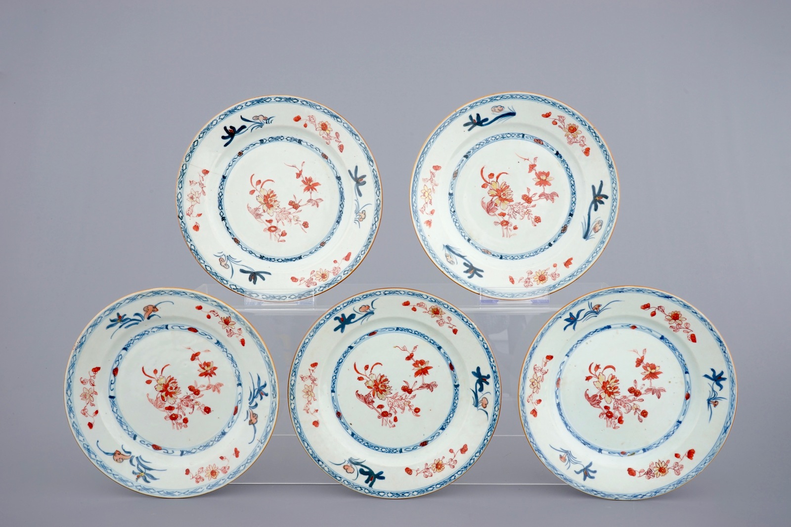 A varied lot of Chinese porcelain, 18/19th C. Dia.: 29 cm (the dish) Dim.: 18,5 x 14,5 x 6 cm (the - Bild 16 aus 19