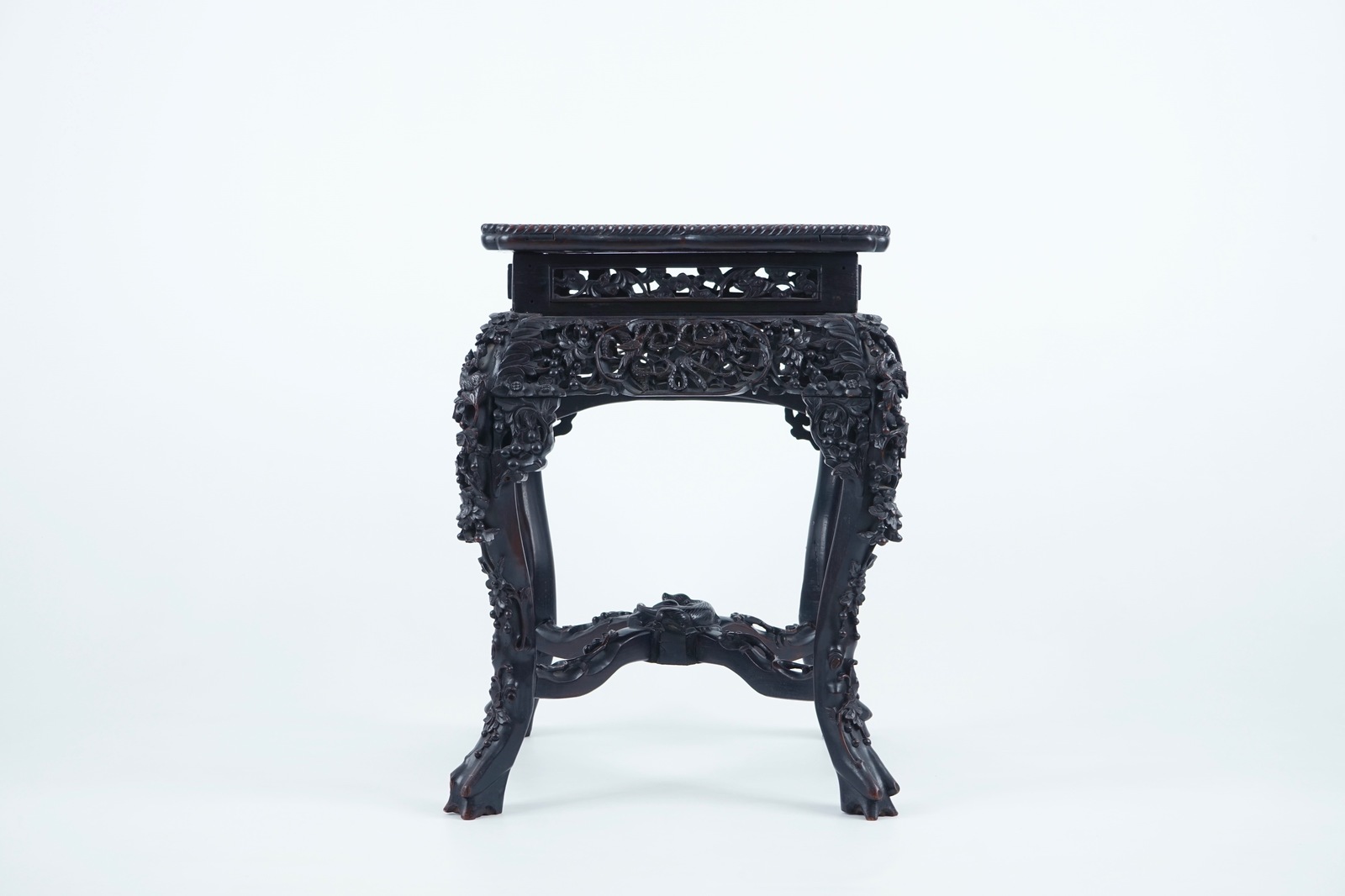 An intricately carved square Chinese wood stand with marble top, 19th C. H.: 63,5 cm - Dim.: 44 x 44 - Image 3 of 8