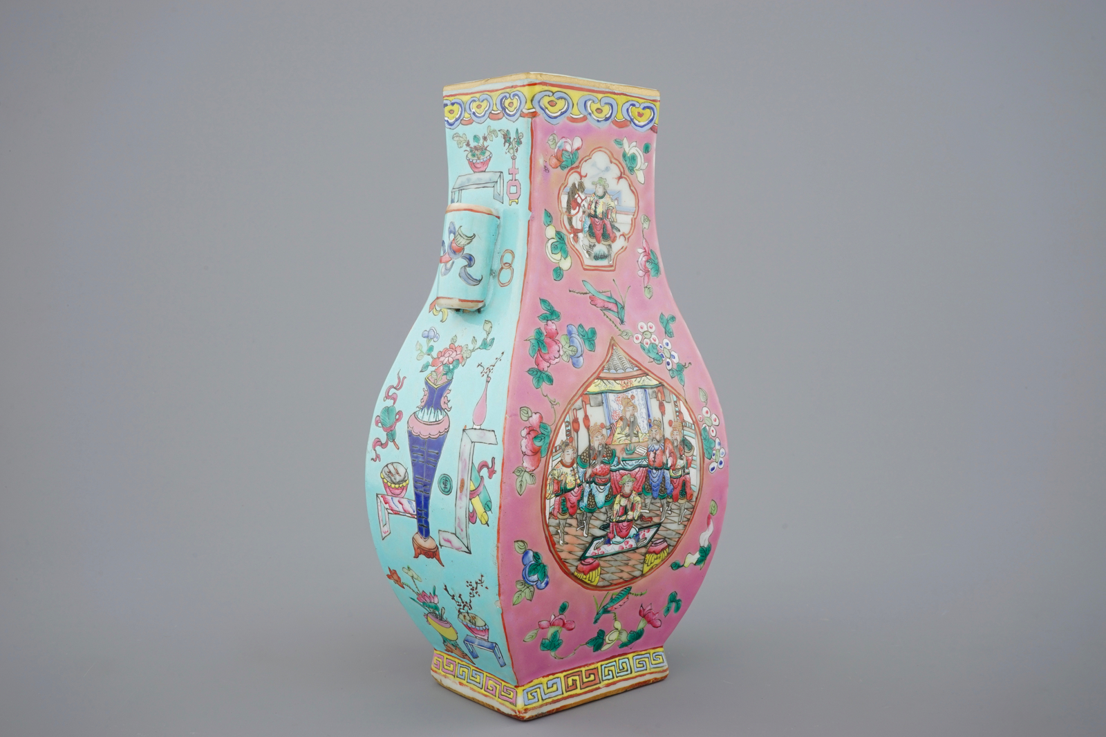 A Chinese famille rose fang hu vase, 19th C. H.: 31,5 cm - L.: 15,5 cm - W.: 11 cm Condition reports - Image 7 of 7