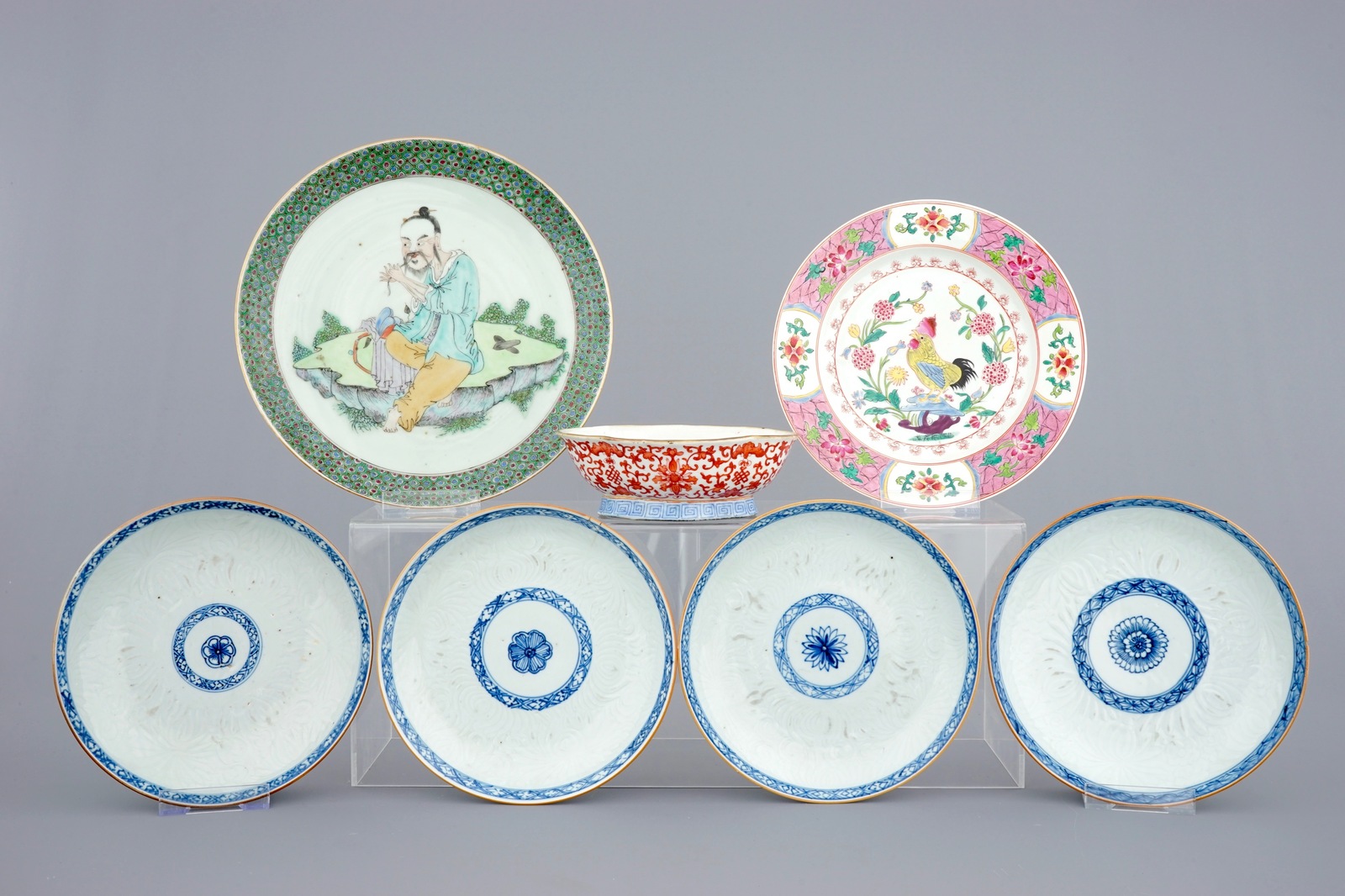 A varied lot of Chinese porcelain, 18/19th C. Dia.: 29 cm (the dish) Dim.: 18,5 x 14,5 x 6 cm (the