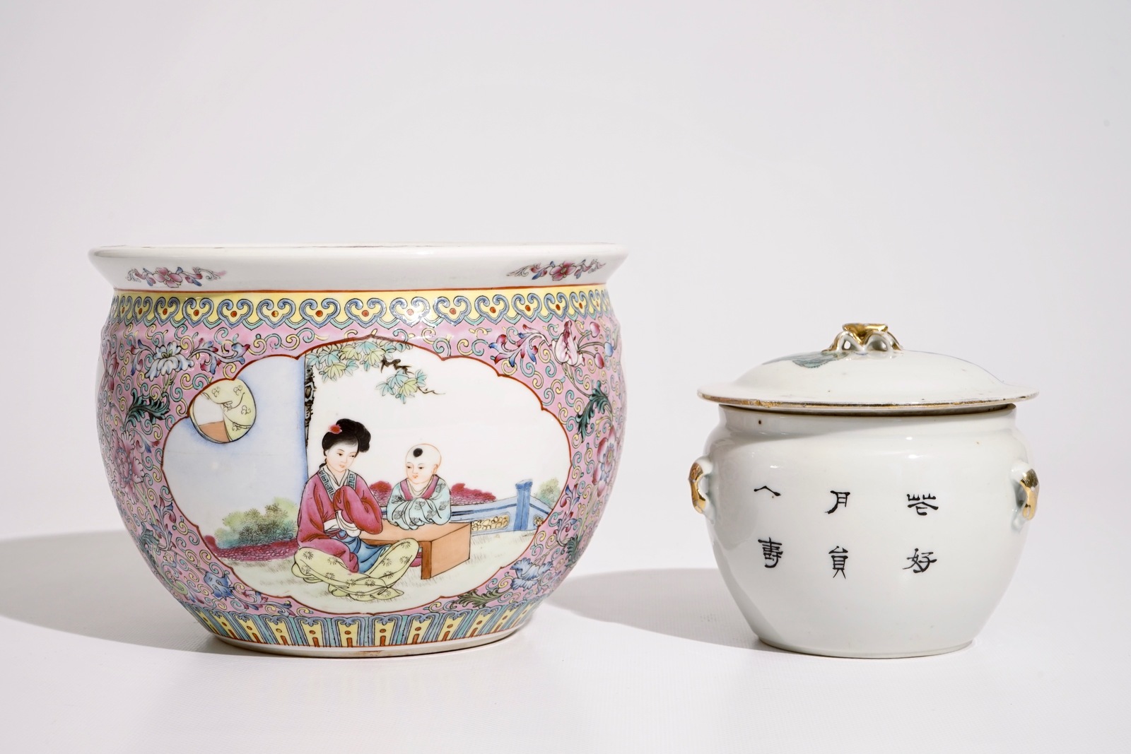 A Chinese qianjiang cai food bowl and cover and a famille rose flowerpot, 19/20th C. Dia.: 21 cm - - Image 4 of 7