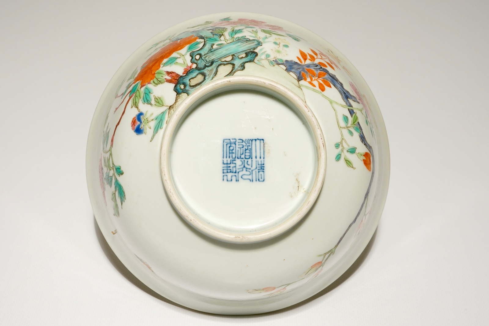 A Chinese famille rose bowl, Daoguang mark, 19/20th C. Dia.: 18,5 cm - H.: 9 cm Condition reports - Bild 5 aus 6