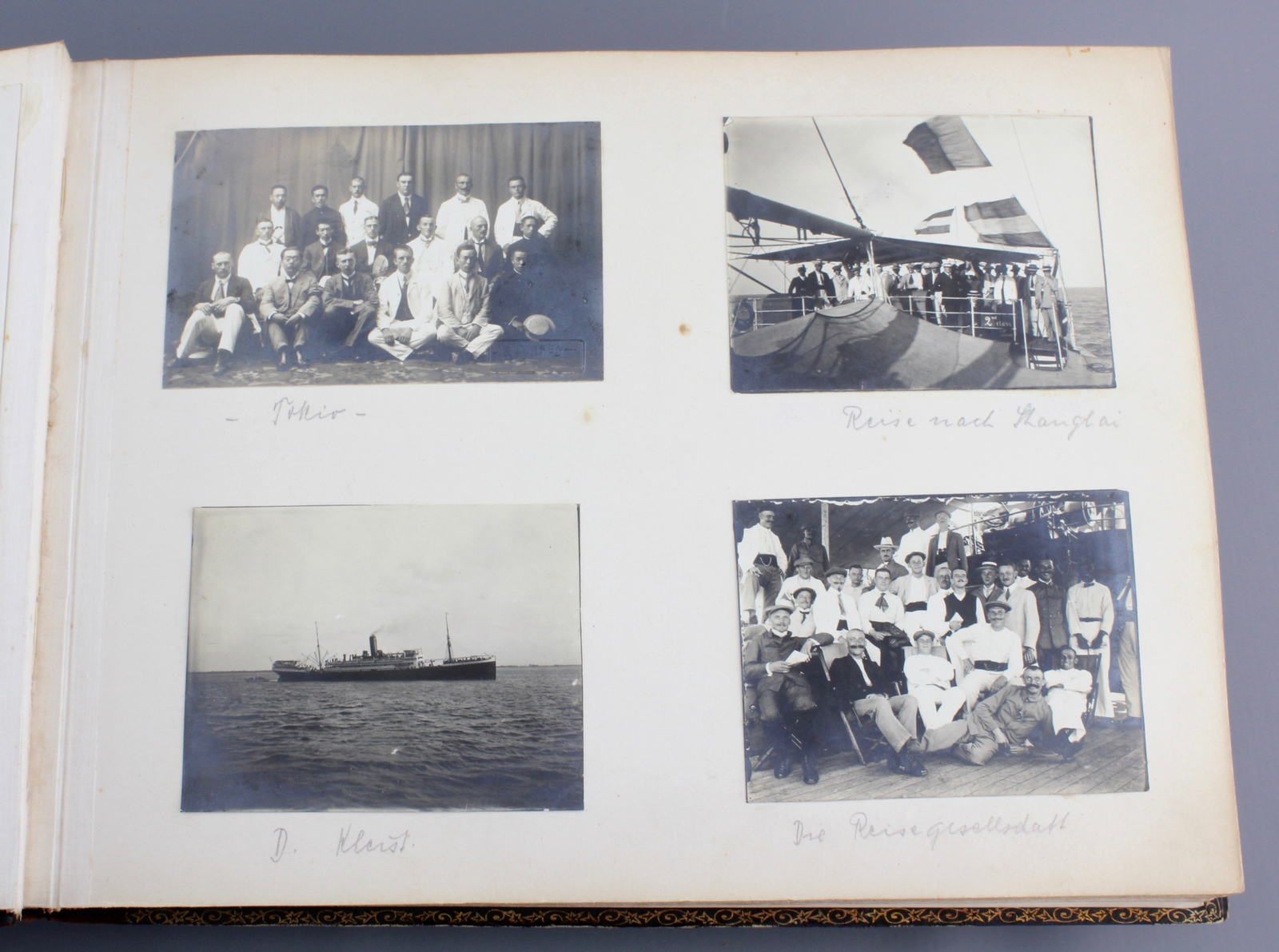 An album with photos of Chine and Japan, ca. 1900 A nice probably Japanese laquer covered album with - Image 28 of 44