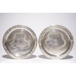 A pair of Chinese silver "dragon" plates, 19/20th C. Dia.: 28 cm Marked on the base "Leewoo".