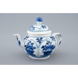 A Chinese blue and white teapot and cover, Kangxi H.: 7,5 cm Condition reports and high resolution