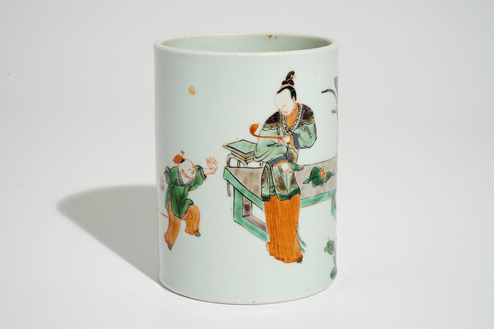 A Chinese famille verte brushpot in Kangxi style, 19/20th C. H.: 13,5 cm - Dia.: 10 cm Condition