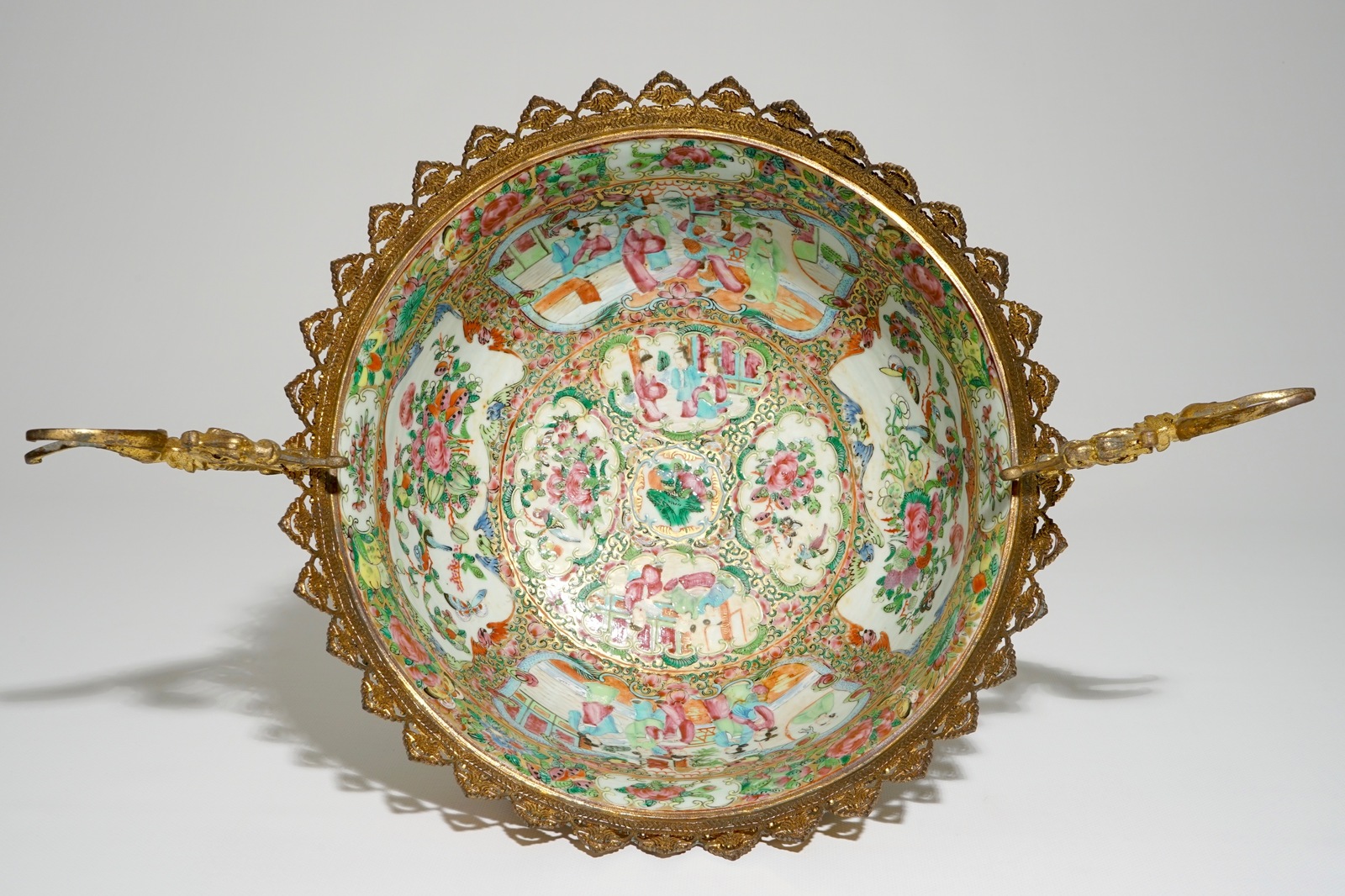 A Chinese gilt-bronze mounted Canton rose medallion bowl, 19th C. L.: 52 cm - H.: 28 cm Condition - Image 5 of 6