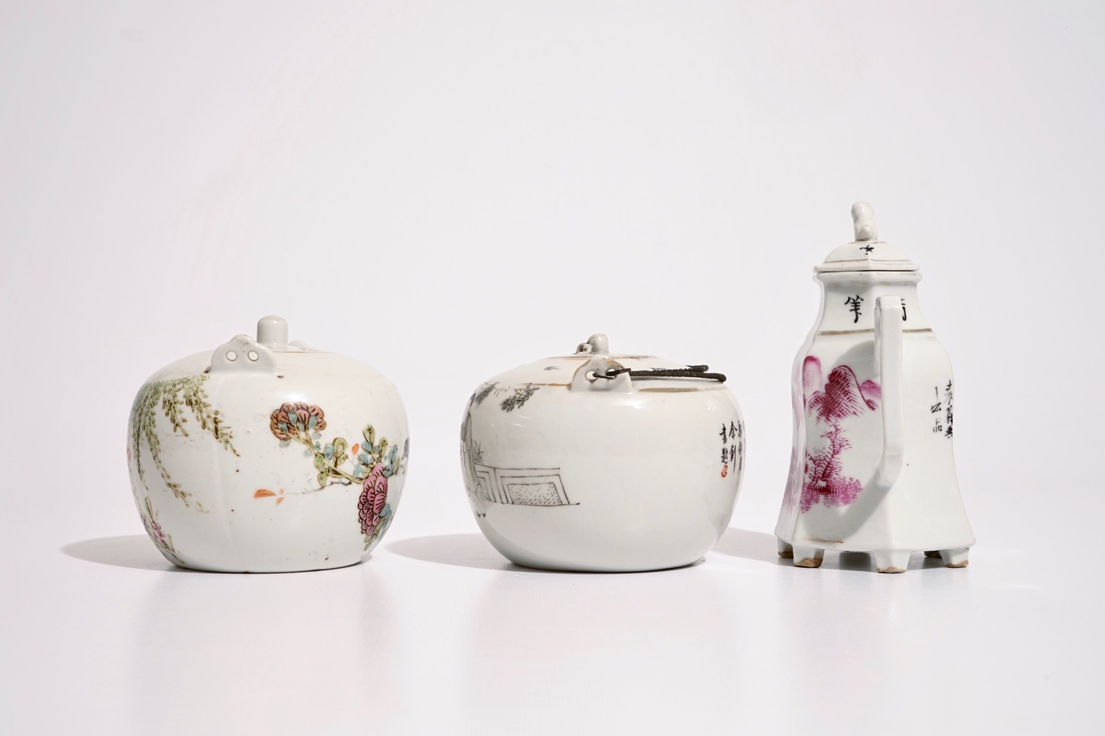 Two Chinese qianjiang cai teapots and a wine jug, 19/20th C. Dim.: H.: 17,5 cm - L.: 15 cm - W.: 9 - Image 4 of 7