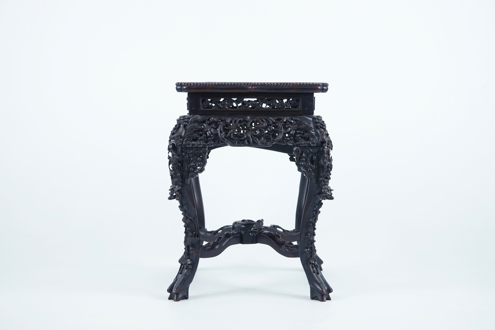 An intricately carved square Chinese wood stand with marble top, 19th C. H.: 63,5 cm - Dim.: 44 x 44 - Image 2 of 8
