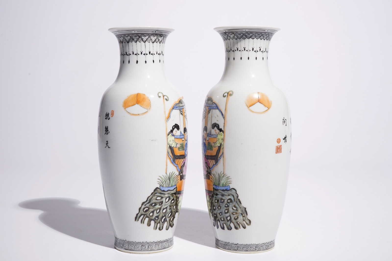 A pair of Chinese famille rose vases with ladies playing a qin and a game of go, Republic, 20th C. - Image 4 of 6