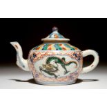 A Chinese wucai dragon teapot and cover, 19th C. Dim.: 14,5 x 7 cm - H.: 9 cm Condition reports