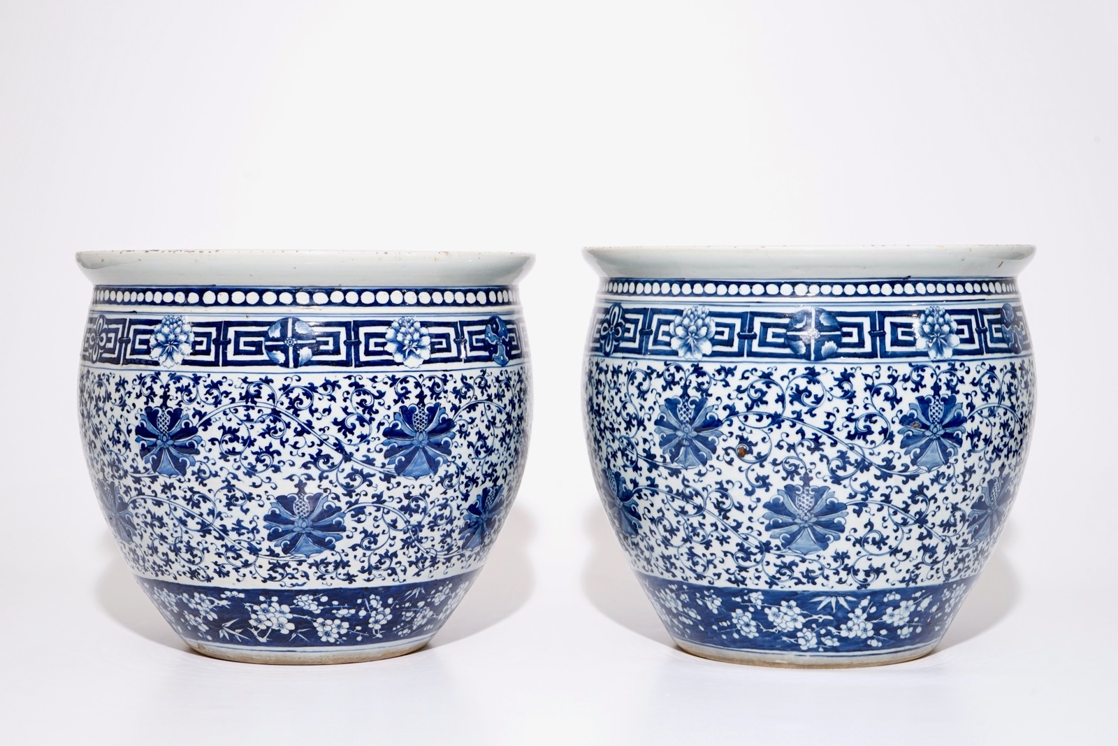 A pair of Chinese blue and white lotus scroll fishbowls, 19th C. Dia.: 40 cm - H.: 35,5 cm Condition - Image 4 of 6