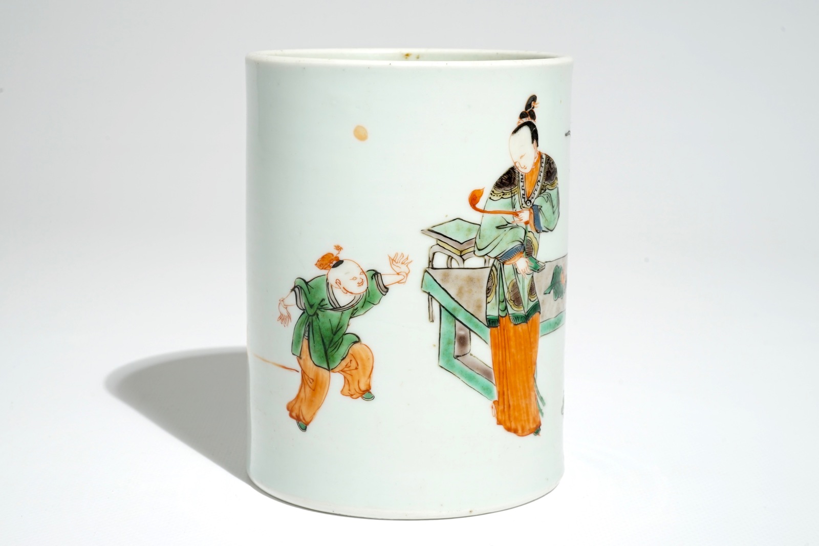 A Chinese famille verte brushpot in Kangxi style, 19/20th C. H.: 13,5 cm - Dia.: 10 cm Condition - Image 2 of 6