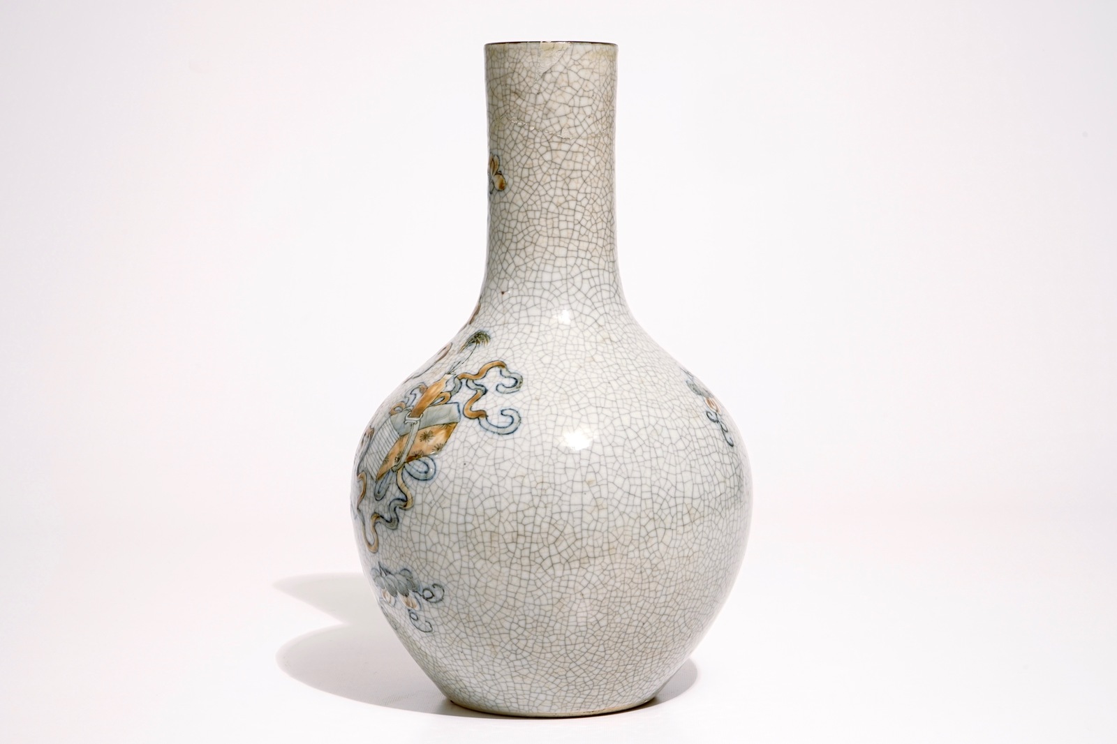 A Chinese crackle glaze tianqiuping vase with antiquities design, 19th C. H.: 43 cm Condition - Image 4 of 5