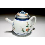 A Chinese famille verte teapot and cover, Kangxi Dim.: 12 (h) x 16,5 x 10,5 cm Condition reports and