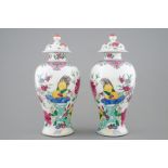 A pair of Chinese famille rose rooster vases and covers, 18/19th C. H.: 28,5 cm Condition reports