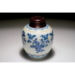 A Chinese blue and white jar with wooden cover, Kangxi H.: 14 cm (incl. cover) Condition reports and