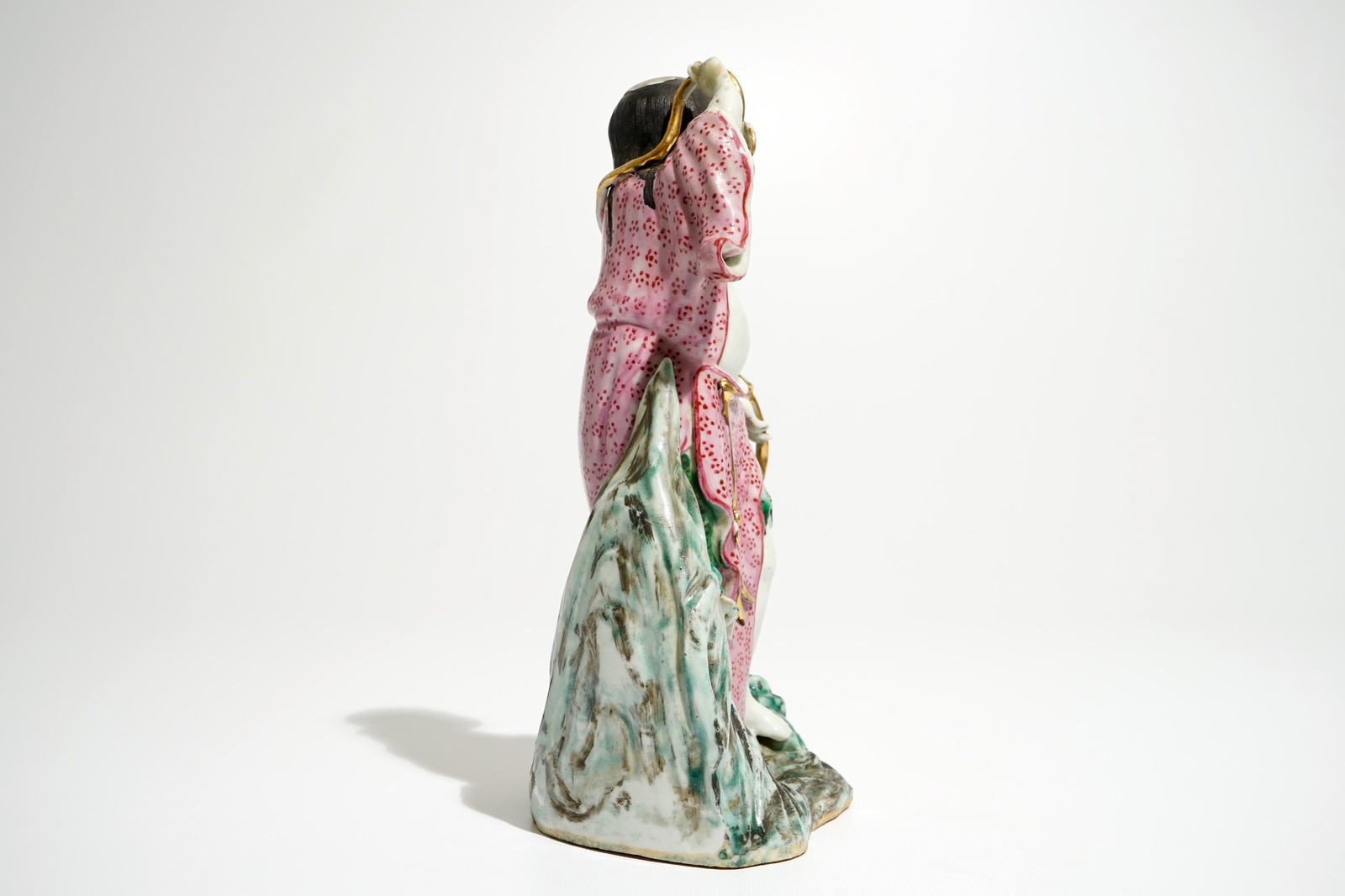 A Chinese famille rose figure of Liu Hai with the toad, 20th C. H.: 25,5 cm Condition reports and - Bild 5 aus 7