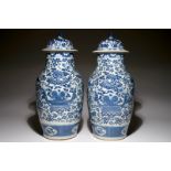 A pair of Chinese blue and white vases and covers, 19th C. H.: 49 cm (incl. cover) Condition reports