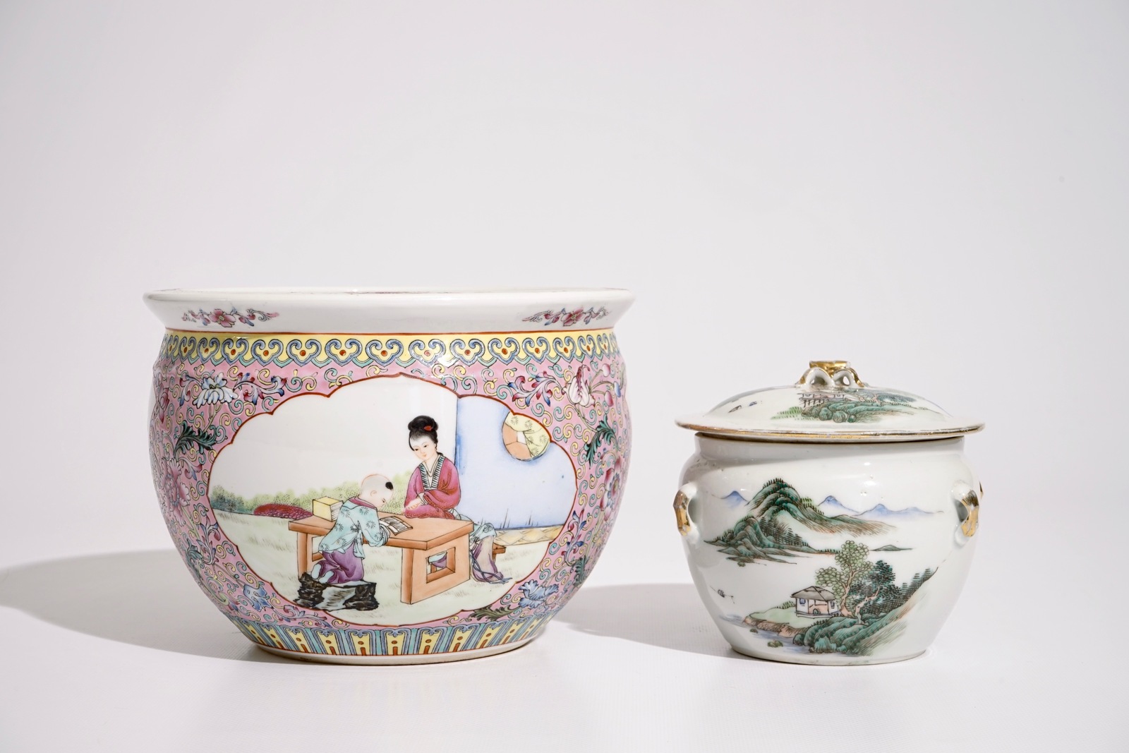 A Chinese qianjiang cai food bowl and cover and a famille rose flowerpot, 19/20th C. Dia.: 21 cm - - Image 2 of 7