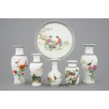Five Chinese famille rose vases and a dish, Republic, 20th C. H.: 26 cm - Dia.: 10,5 cm (the