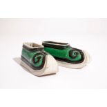 A pair of Chinese verte biscuit brushwashers modelled as shoes, Kangxi L.: 9,5 cm - W.: 3,5 - H.: