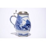 A blue and white Japanese Arita tankard with Dutch silver cover, Edo, 17th C. H.: 18,5 cm The silver